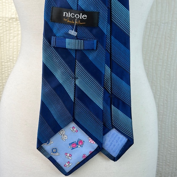 Nicole Miller Silk Wide Blue Stripe Mens Necktie Neck Tie 4x59 - Picture 5 of 15